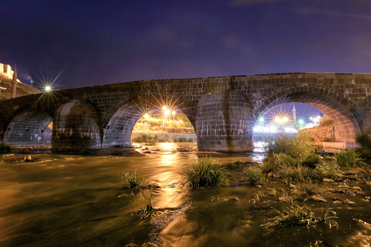 Kars'ta Bulunan Tarihi Taş Köprü İlgi Görüyor