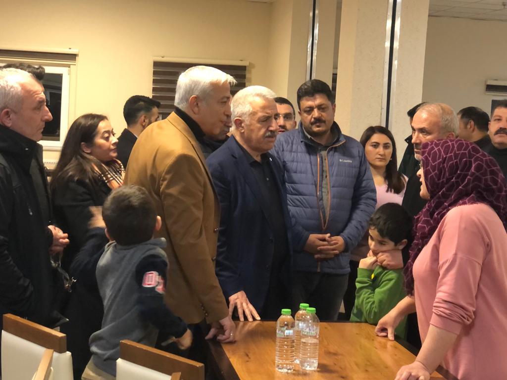 ak-parti-kars-heyeti-depremzedeleri-ziyaret-etti-(1).jpg