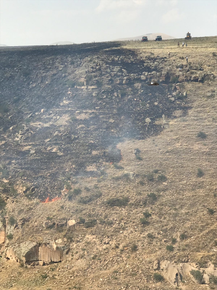 ani-orenyerinde-ot-yangini-(4).jpg