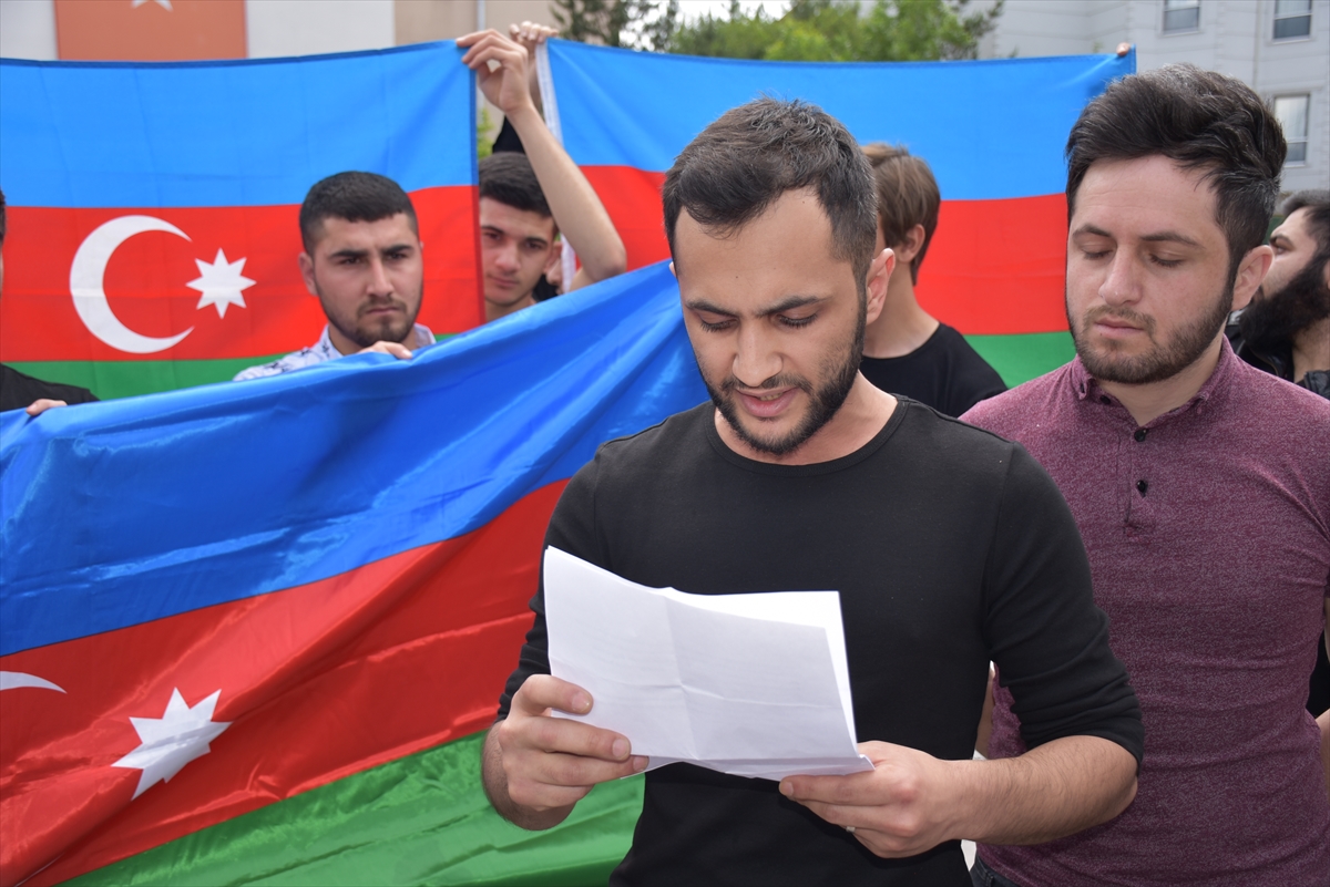 azerbaycanli-ogrencilerden-ermeni-heyete-tepki-(1).jpg