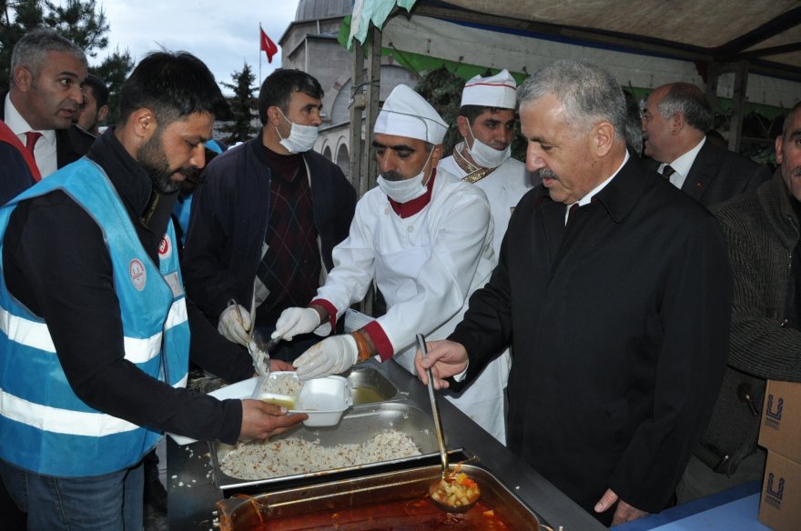 bakan-arslan,-karsta-vatandaslarla-iftar-yapti-(2).jpg