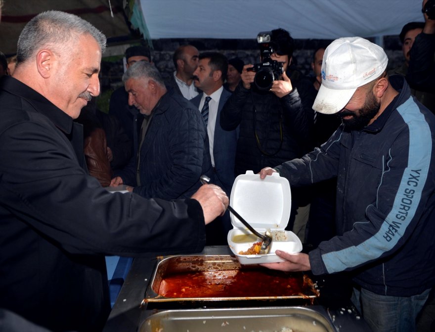 bakan-arslan,-karsta-vatandaslarla-iftar-yapti-(3).jpg