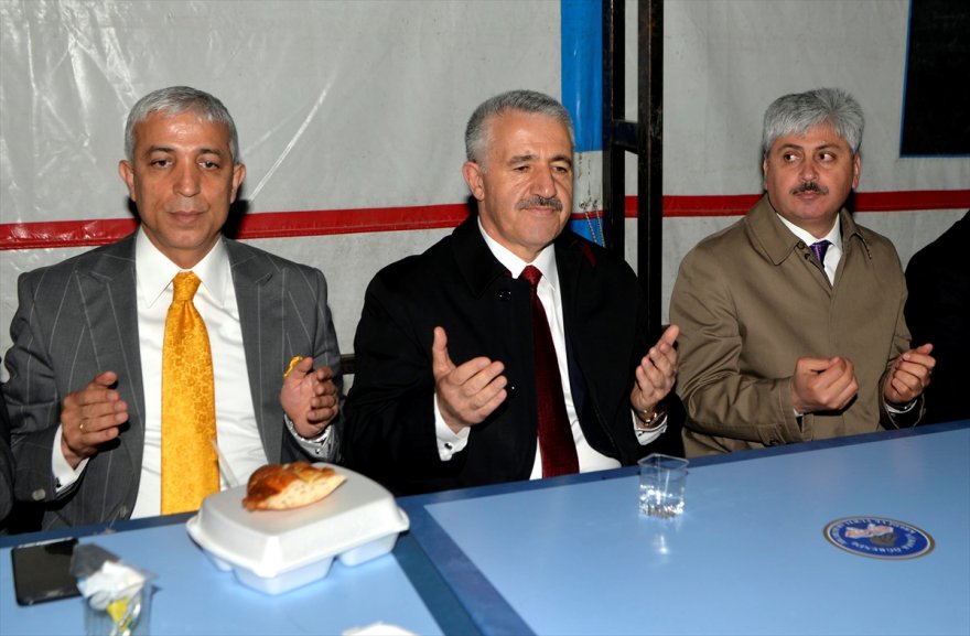 bakan-arslan,-karsta-vatandaslarla-iftar-yapti-(4).jpg