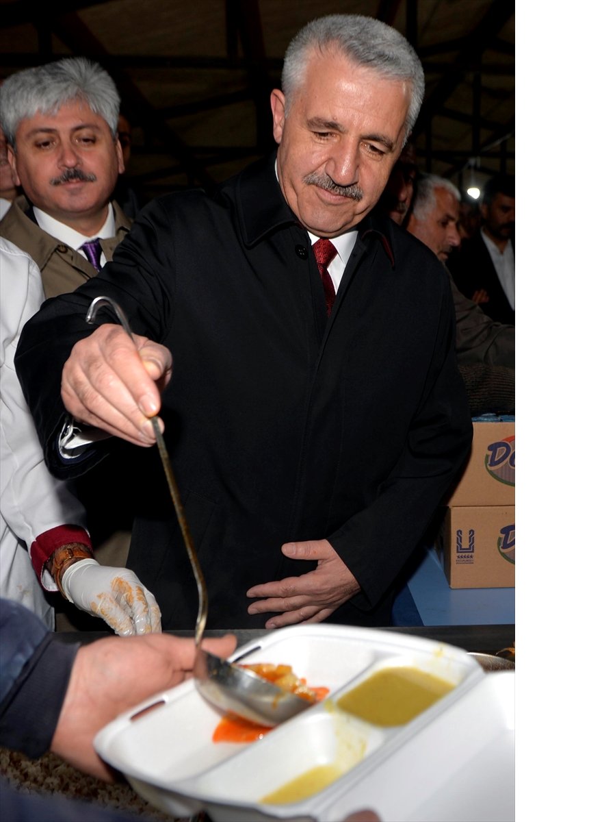 bakan-arslan,-karsta-vatandaslarla-iftar-yapti-(5).jpg