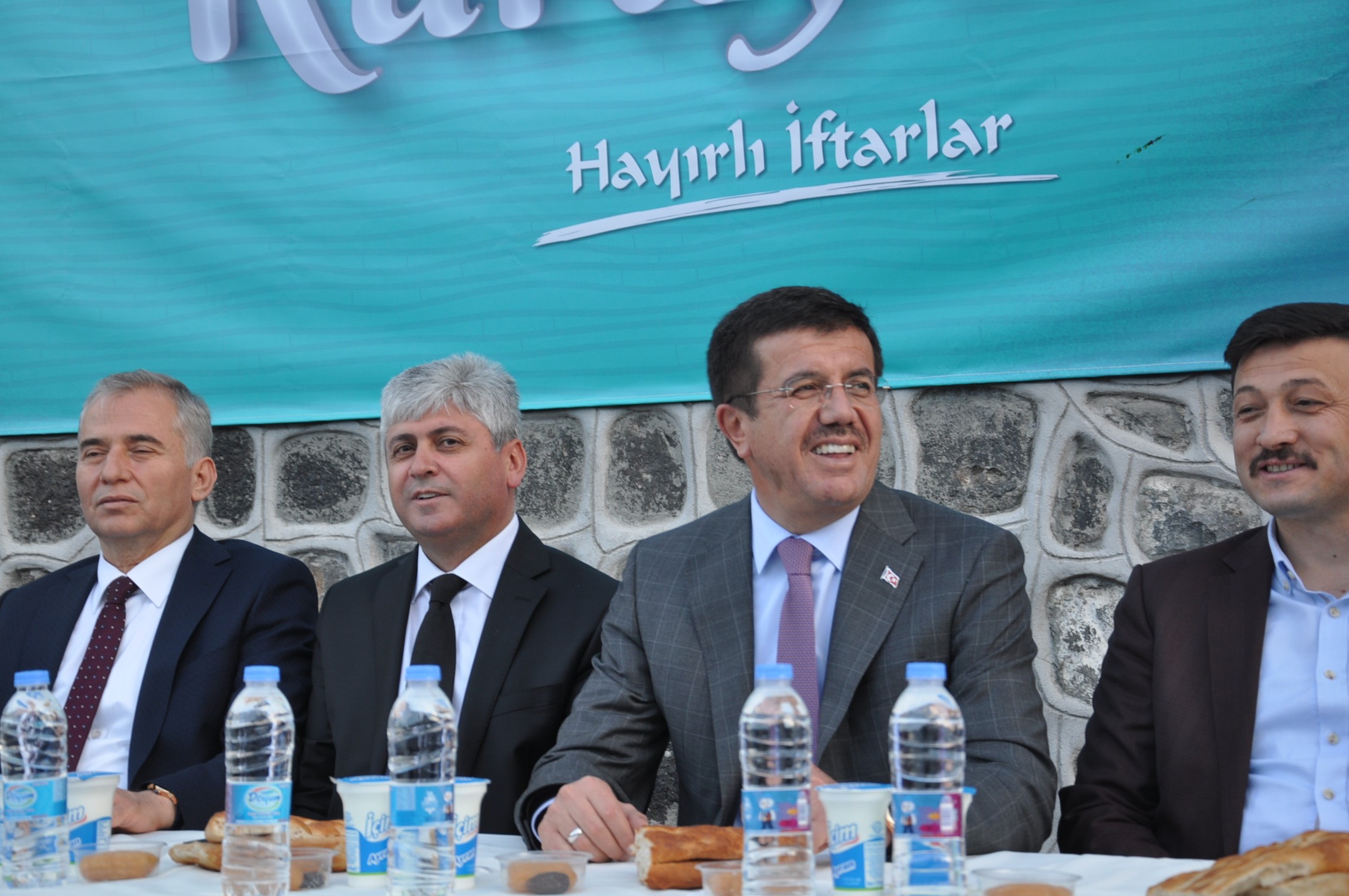 bakan-zeybekci-karsta-iftar-yemegi-(1).jpg