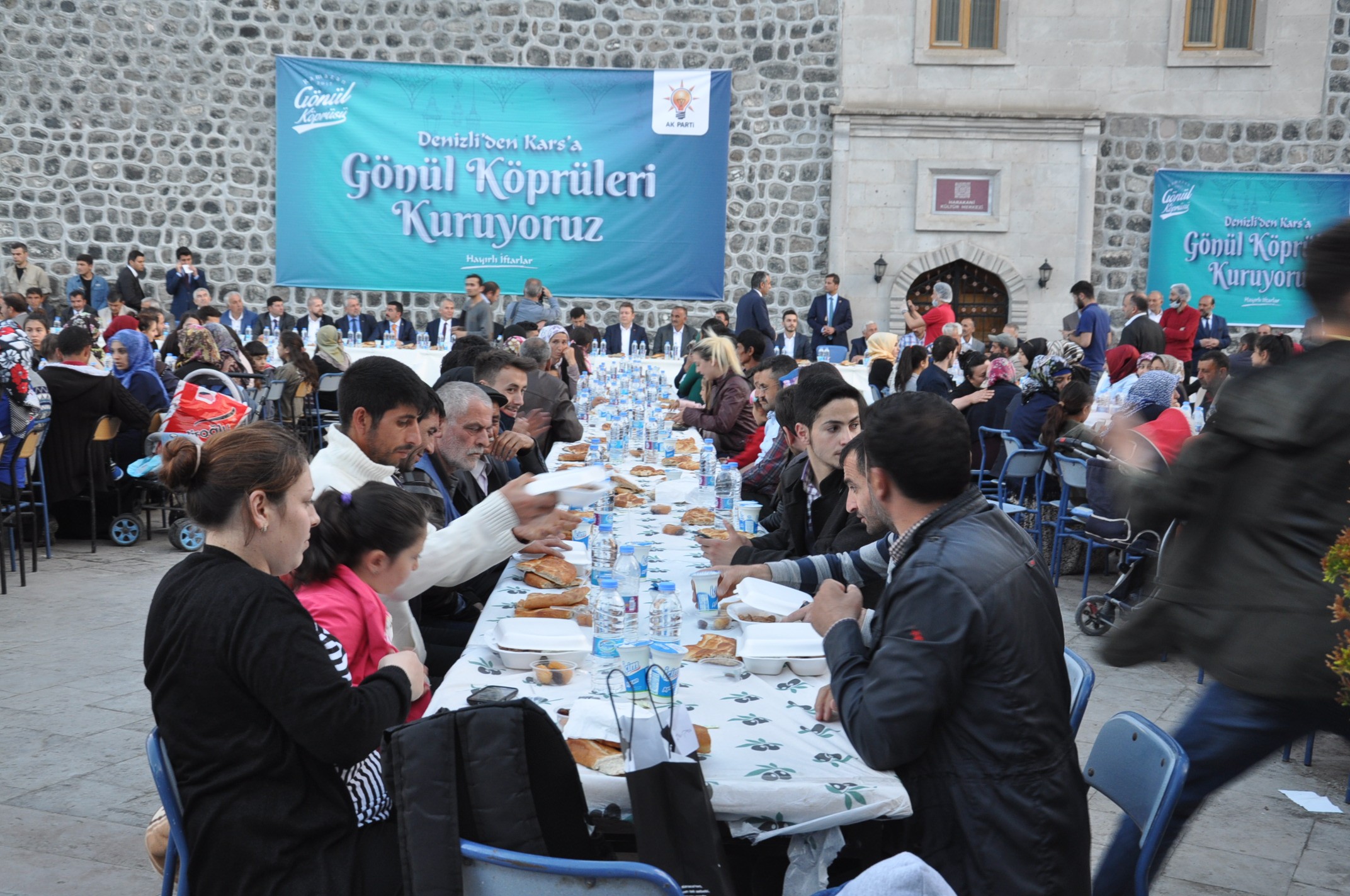 bakan-zeybekci-karsta-iftar-yemegi-(3).jpg