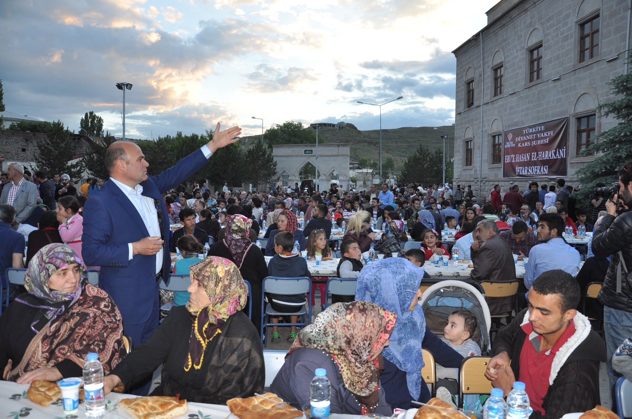 bakan-zeybekci-karsta-iftar-yemegi-(5).jpg