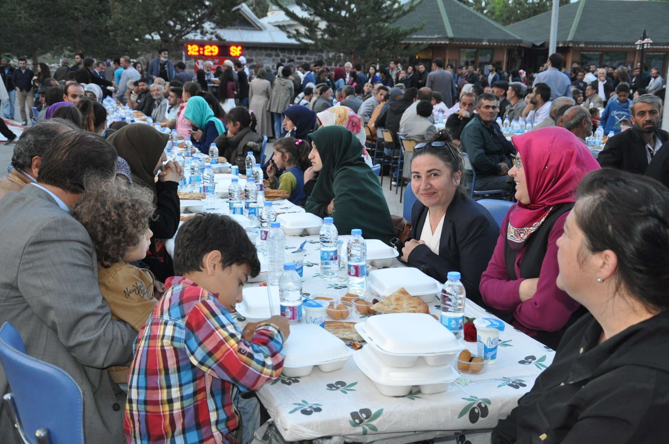 bakan-zeybekci-karsta-iftar-yemegi-(7).jpg