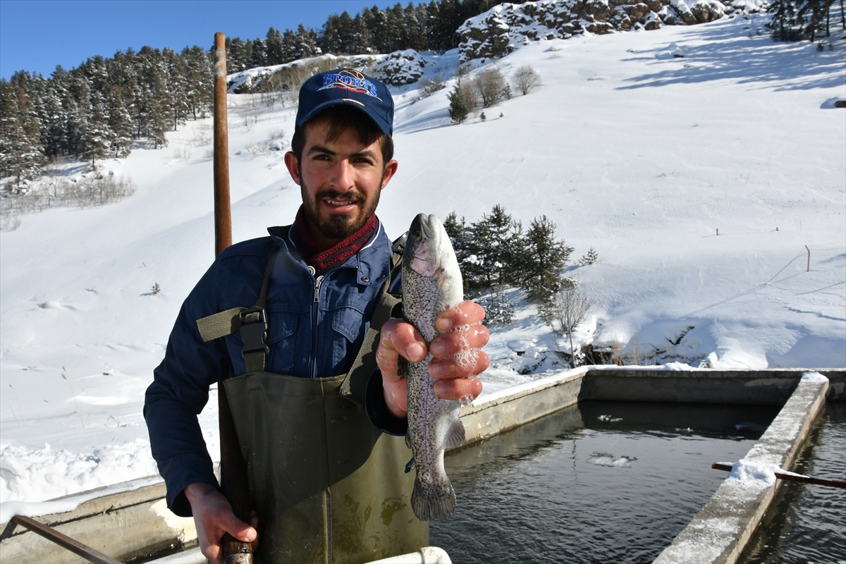 balik-ureticilerinin-zorlu-kis-mesaisi-(4).jpg