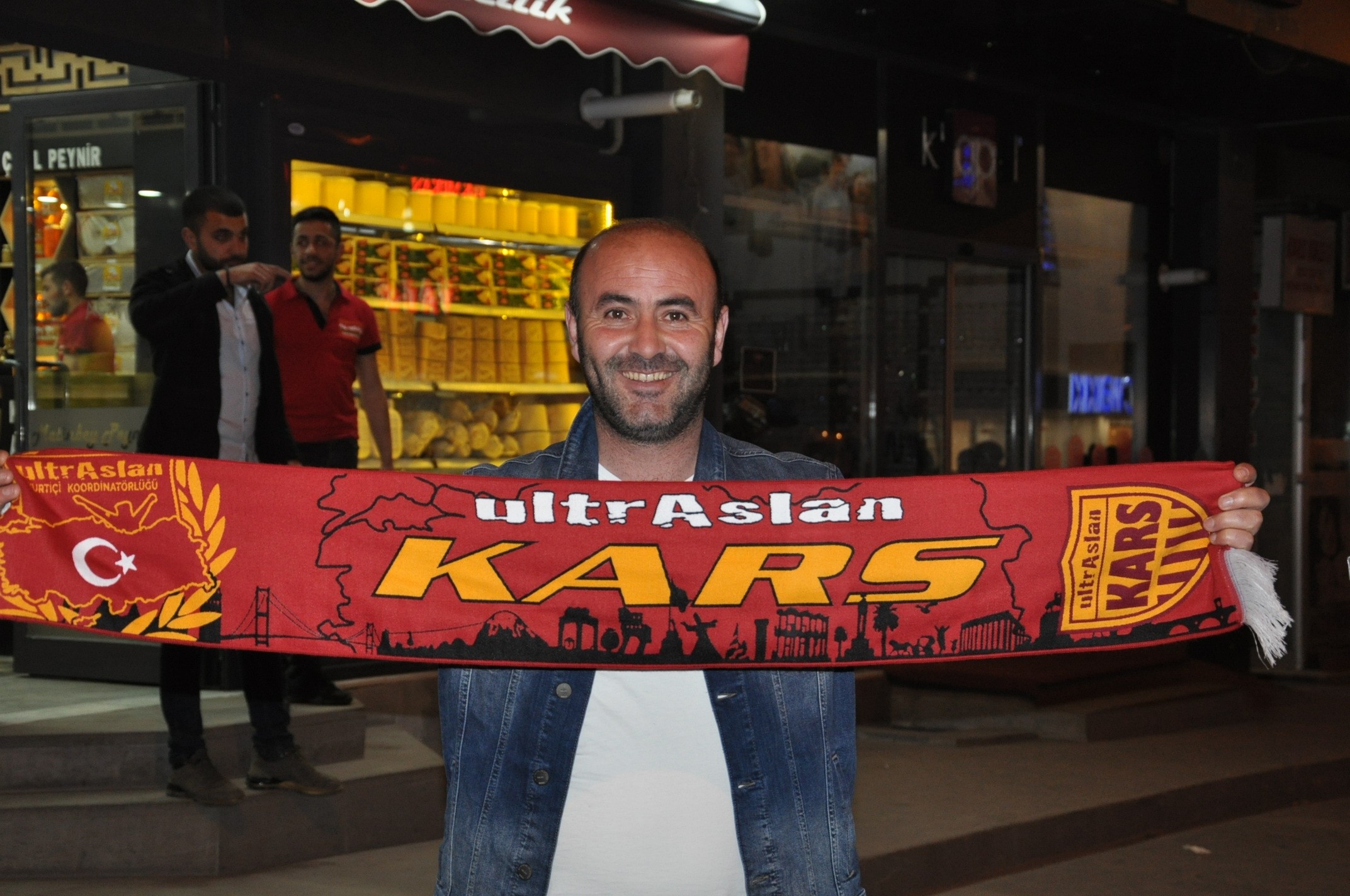 besiktas-galibiyeti-galatasaraylilari-kars’ta-sokaga-doktu-(1).jpg