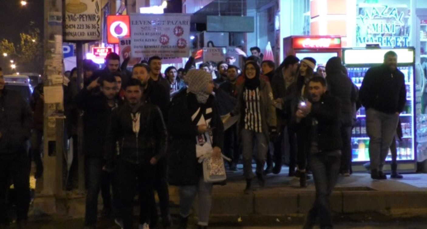 besiktas-taraftarlari-soguk-havada-sokaga-dokuldubesiktas-taraftarlari-soguk-havada-sokaga-dokuldu-(1).jpg