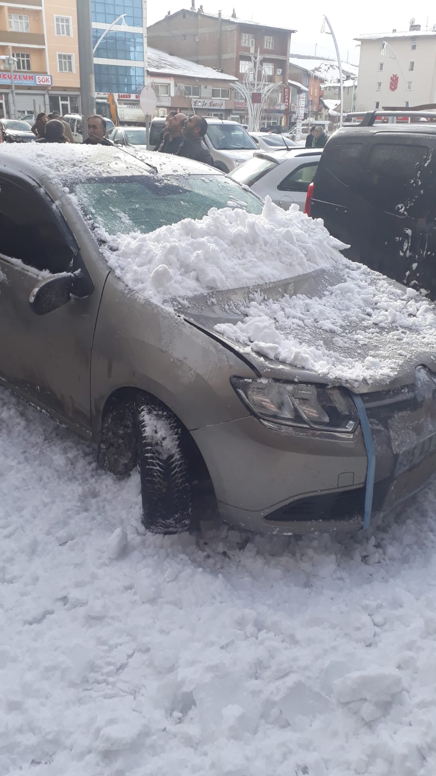catida-biriken-kar-kutlesi-araclarin-uzerine-dustu-(1).jpg