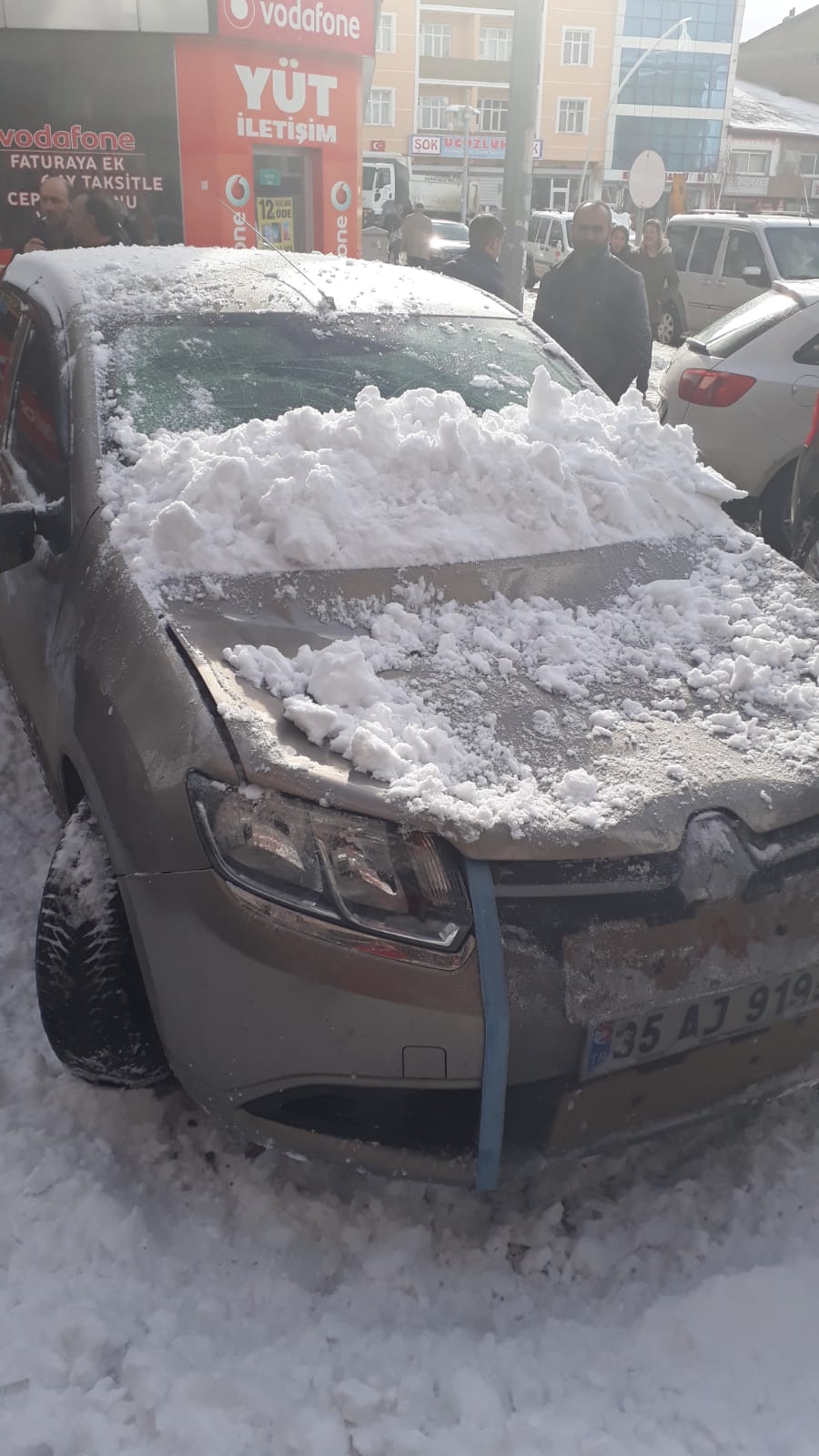 catida-biriken-kar-kutlesi-araclarin-uzerine-dustu-(2).jpg