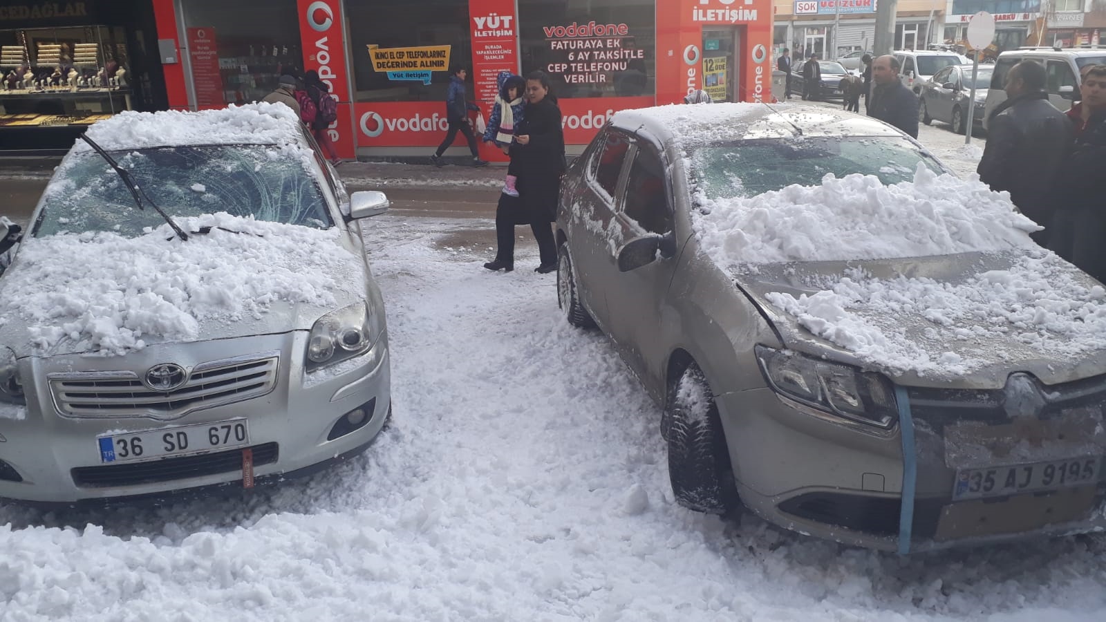 catida-biriken-kar-kutlesi-araclarin-uzerine-dustu-(3).jpg