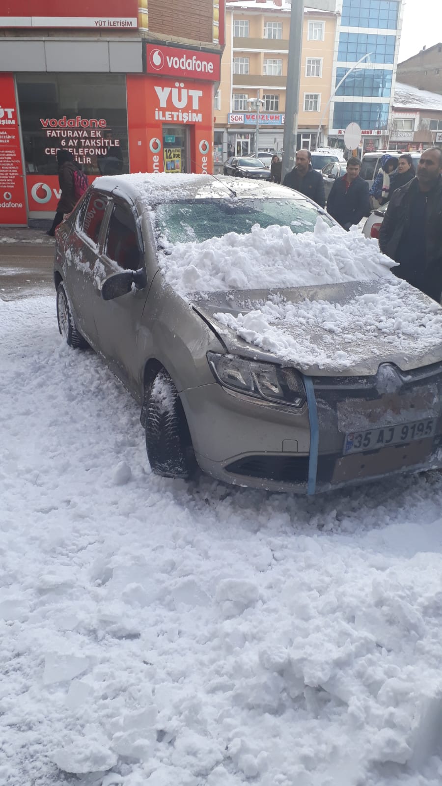 catida-biriken-kar-kutlesi-araclarin-uzerine-dustu-(4).jpg