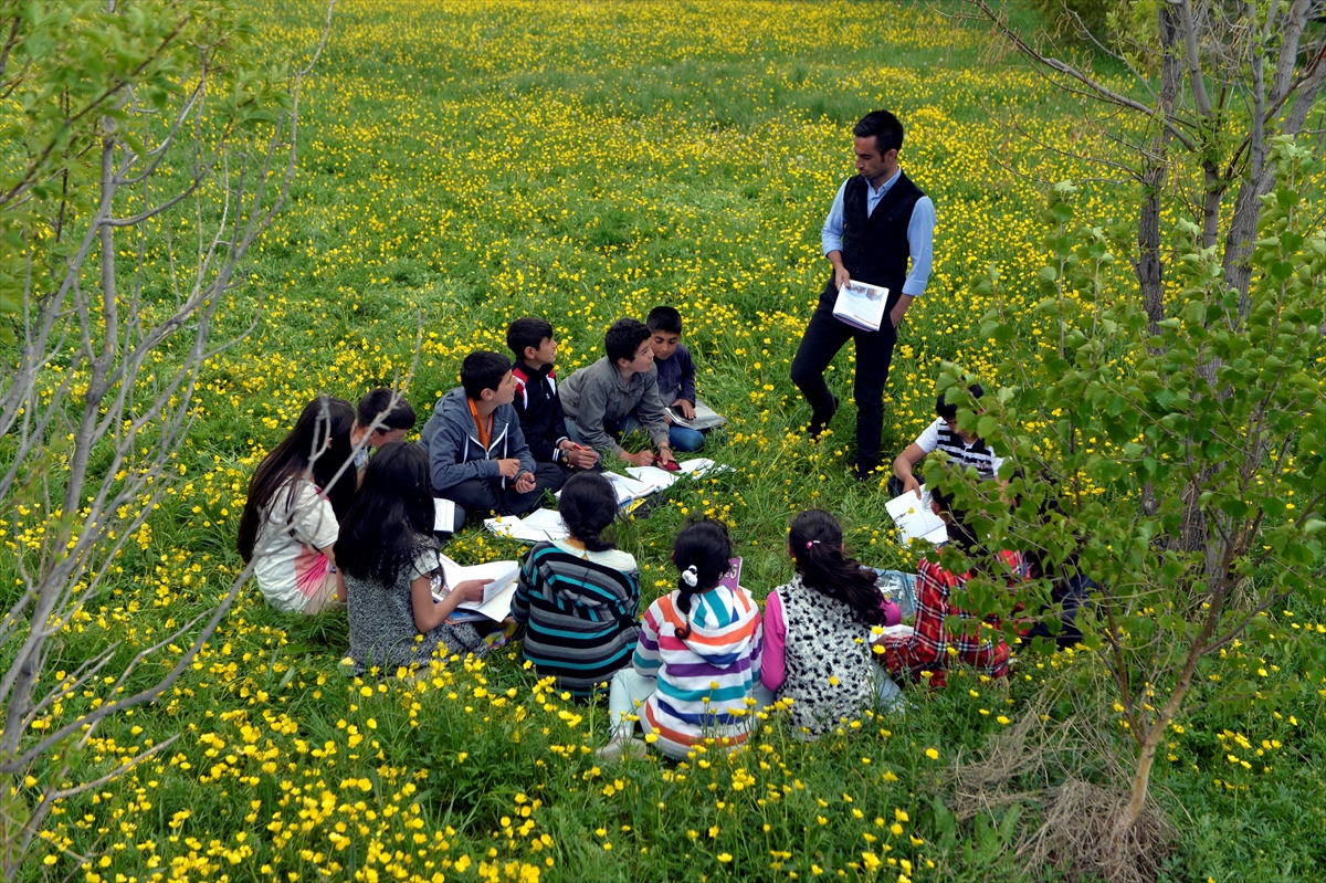ciceklerin-arasinda-doga-dersi-(2).jpg