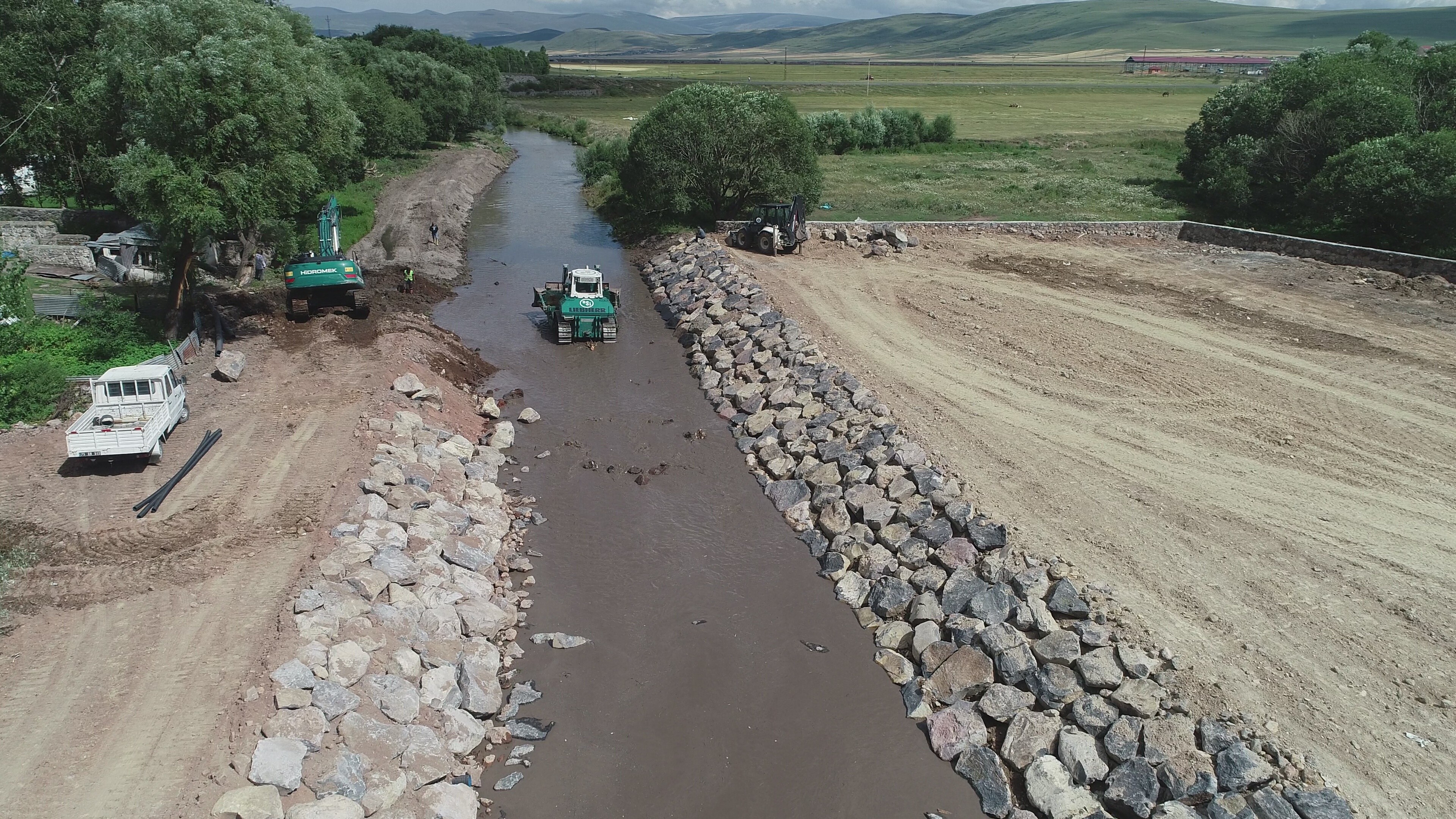 dsi-cildir’da-dere-islahi-yapti-(3).jpg