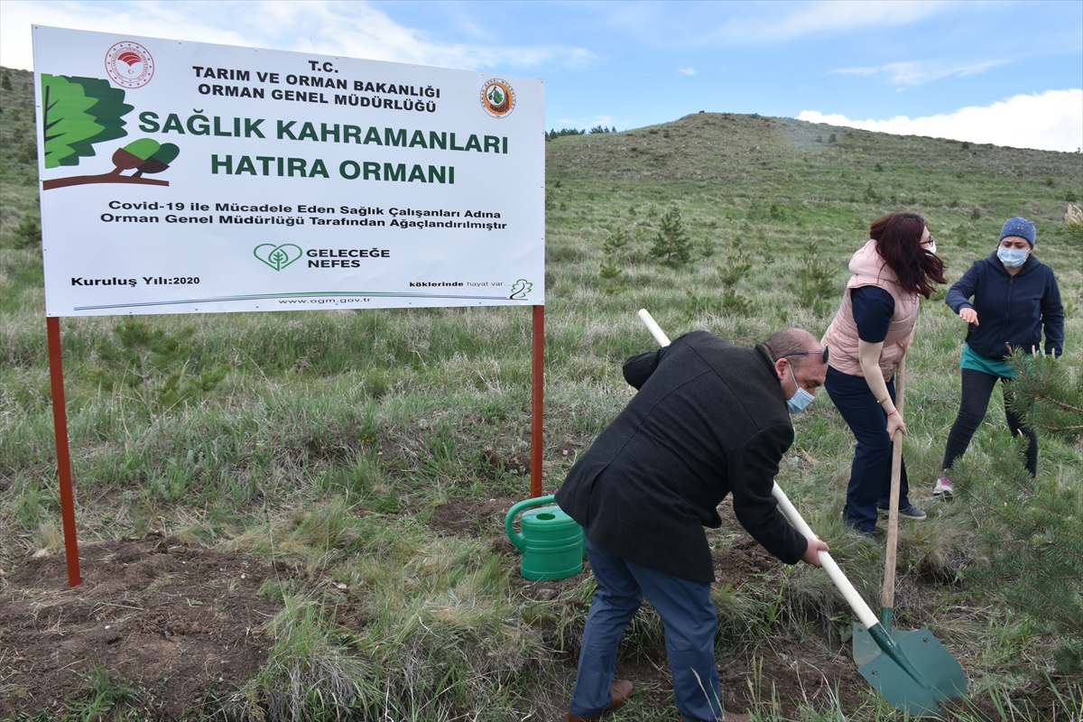 fidanlar-kovid-19-ile-mucadele-eden-kahraman-saglikcilar-icin-dikildi-(4).jpg
