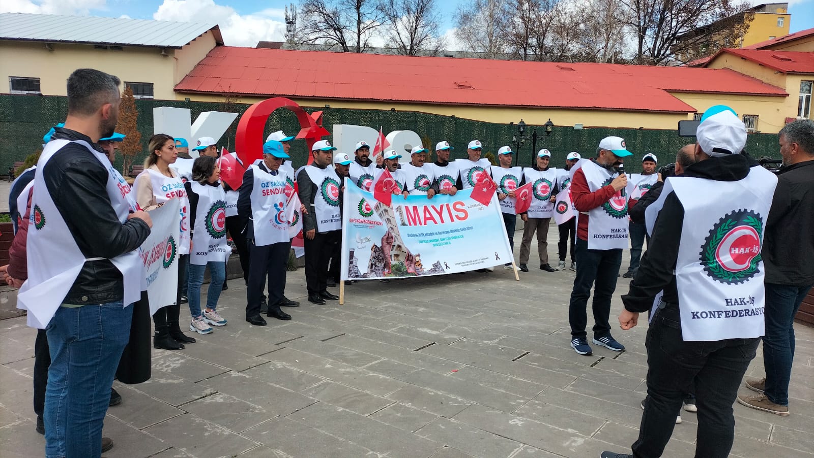 hak-is-‘biz-birlikte-gucluyuz’-demek-icin-meydanlardayiz”-(3).jpeg