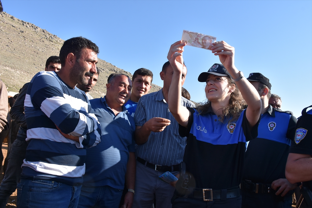 hayvan-pazarinda-polisten-uygulamali-sahte-para-uyarisi-(12).jpg