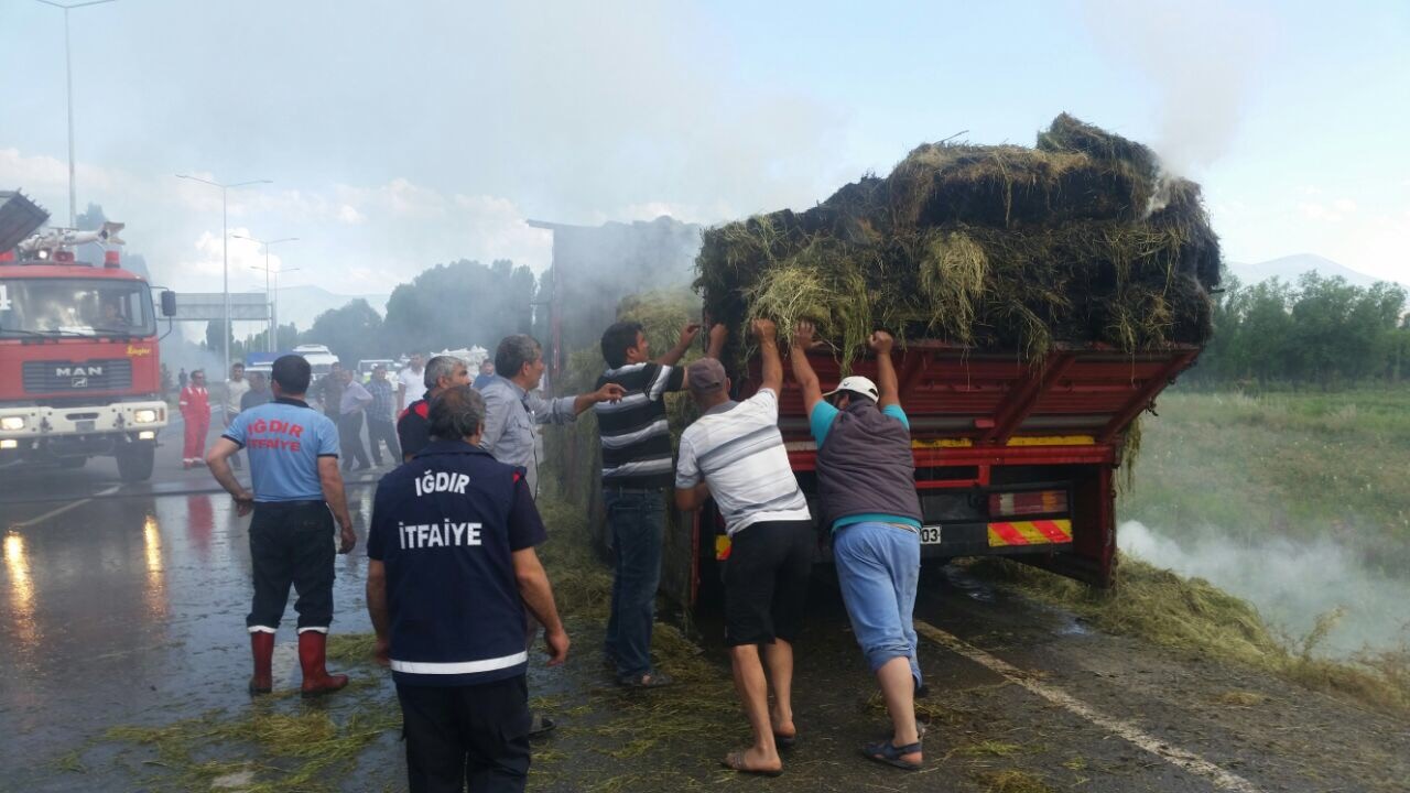igdir-seyir-halindeki-kamyon-yandi-(2).jpg