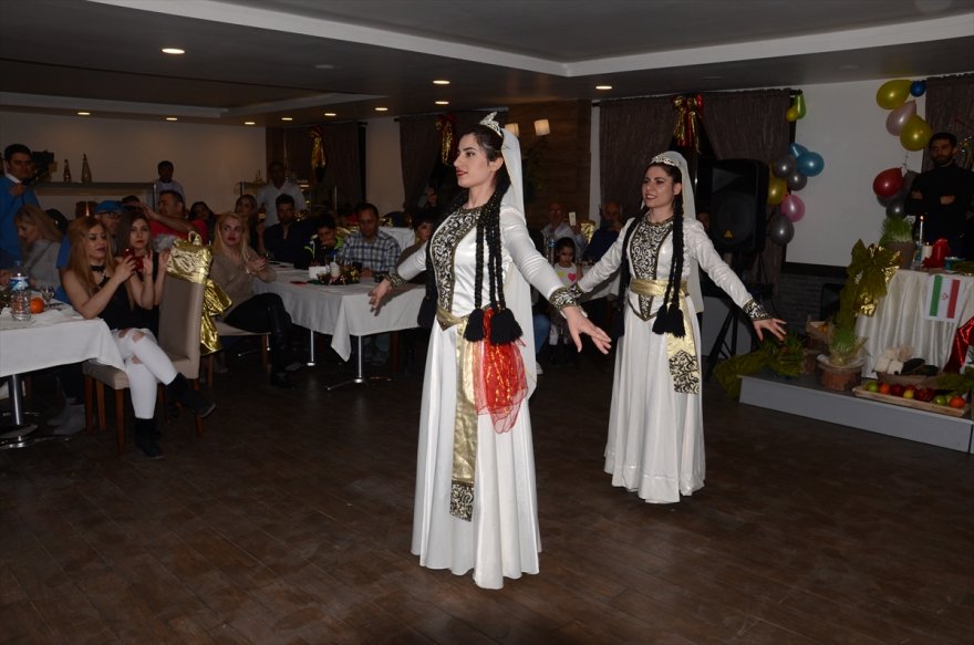 iranli-ve-azerbaycanli-turistler-nevruzu-karsta-kutladi-(5).jpg