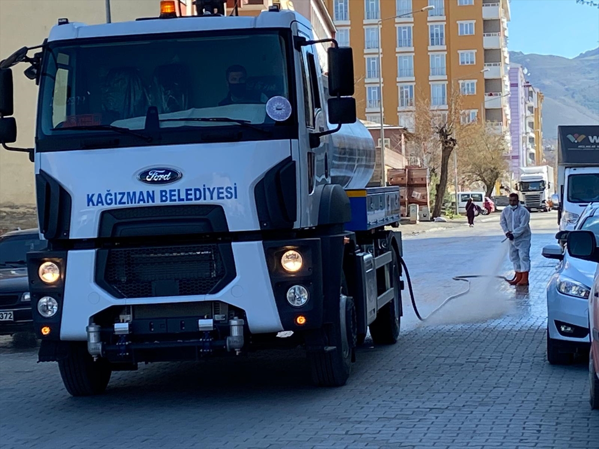 kagizmanda-cadde-ve-sokaklar-yikanip-dezenfekte-ediliyor-(1).jpg