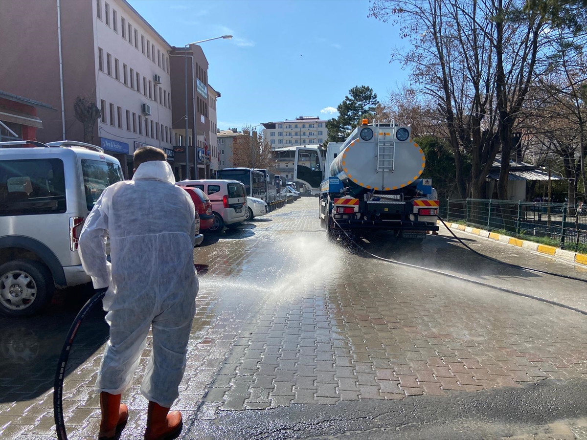 kagizmanda-cadde-ve-sokaklar-yikanip-dezenfekte-ediliyor-(2).jpg