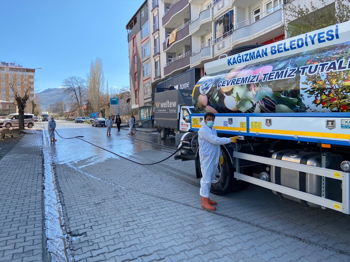 kagizmanda-cadde-ve-sokaklar-yikanip-dezenfekte-ediliyor-(3).jpg