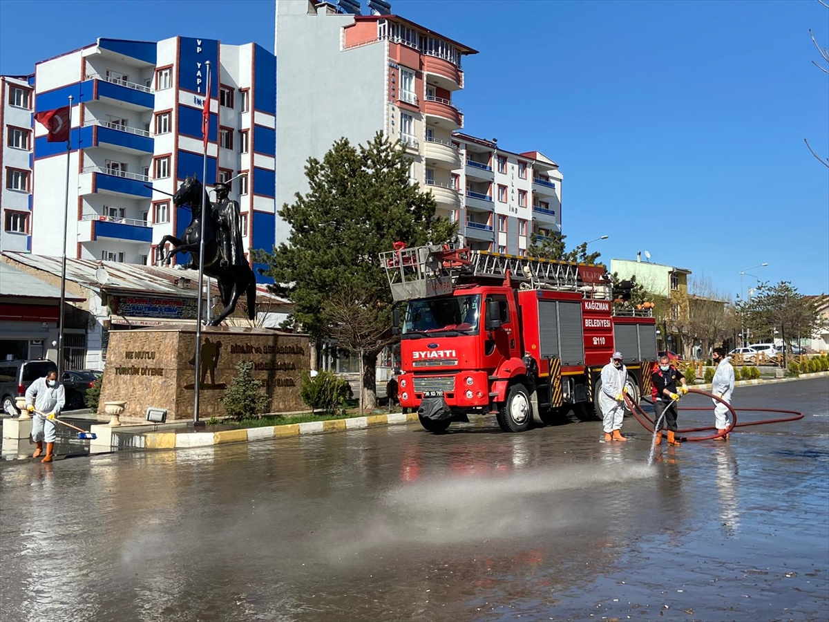 kagizmanda-cadde-ve-sokaklar-yikanip-dezenfekte-ediliyor-(5).jpg
