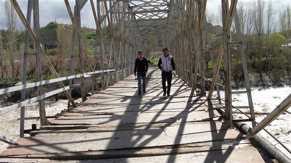 kagizmanda-tarihi-demir-kopruler-yikiliyor-(1).jpg
