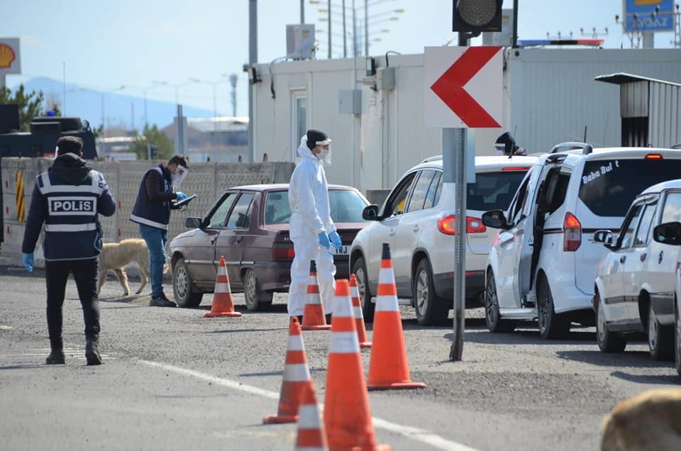 kars’in-giris-ve-cikislarinda-koronavirus-denetimi-(1).jpg