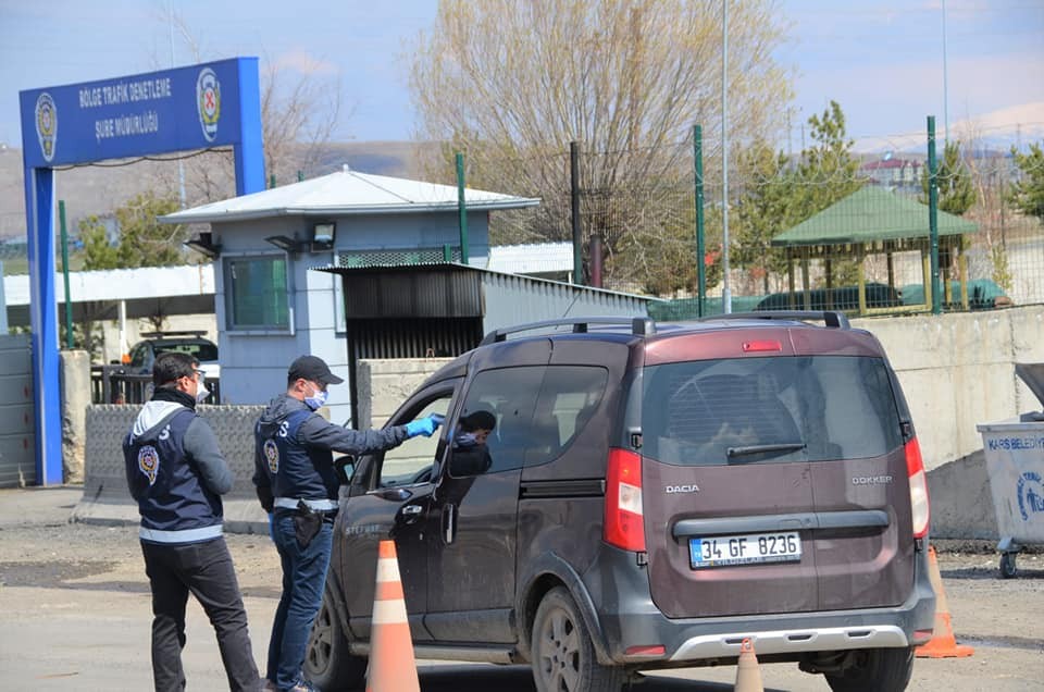 kars’in-giris-ve-cikislarinda-koronavirus-denetimi-(2).jpg
