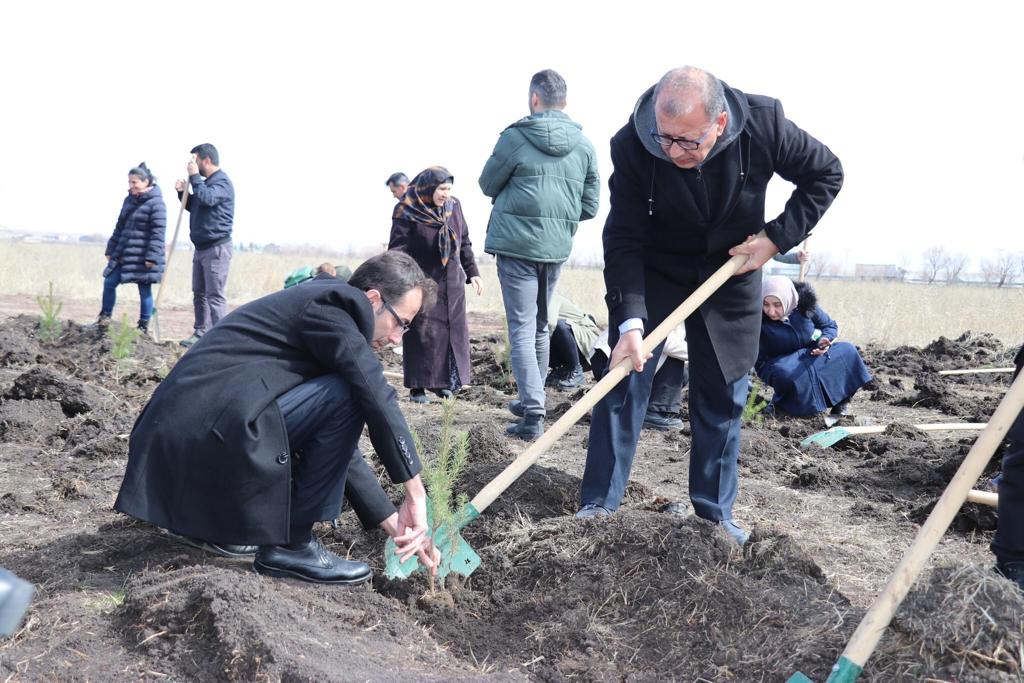 kars’ta-‘6-subat-deprem-sehitleri-ormani’-olusturuldu-(2).jpg