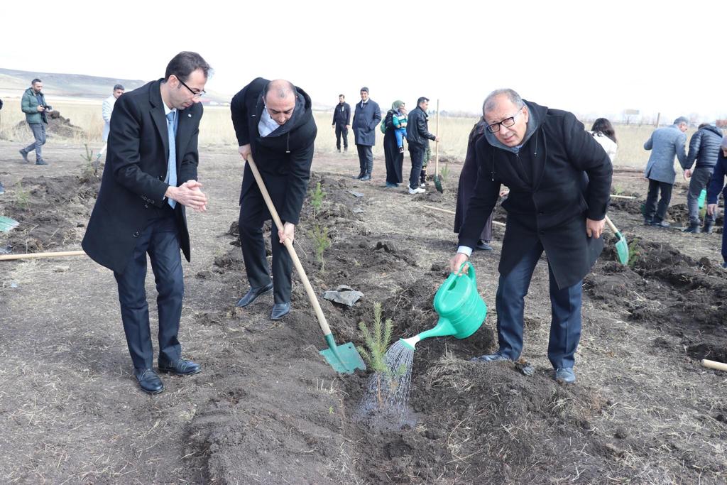 kars’ta-‘6-subat-deprem-sehitleri-ormani’-olusturuldu-(3).jpg
