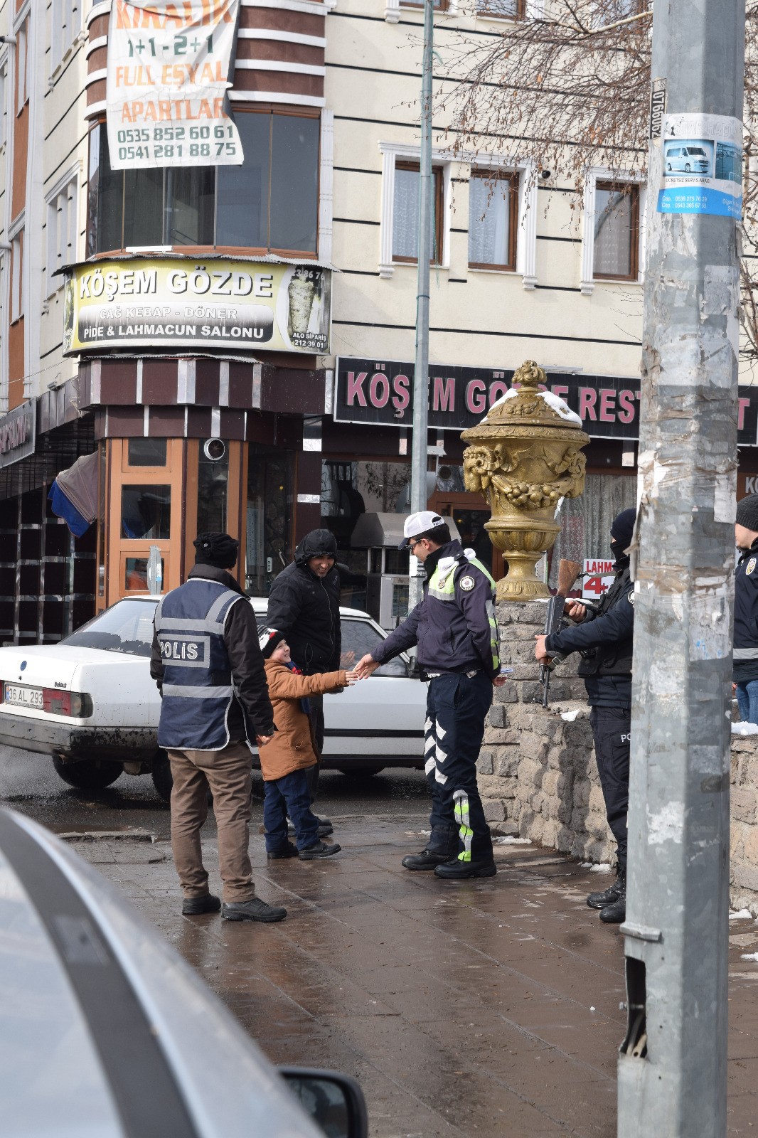 kars’ta-193-polisin-katilimiyla-asayis-uygulamasi-yapildi-(3).jpg