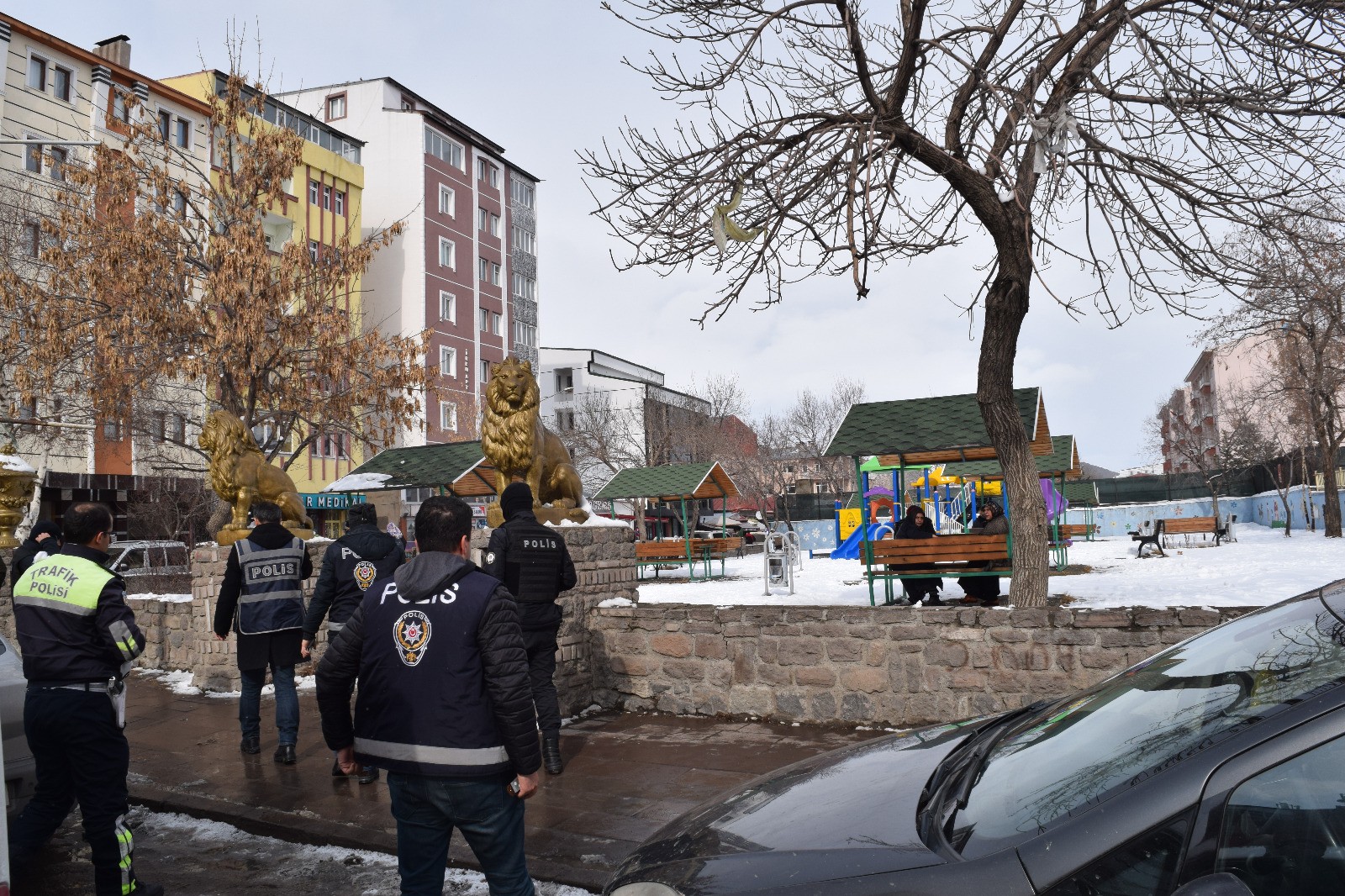 kars’ta-193-polisin-katilimiyla-asayis-uygulamasi-yapildi-(4).jpg