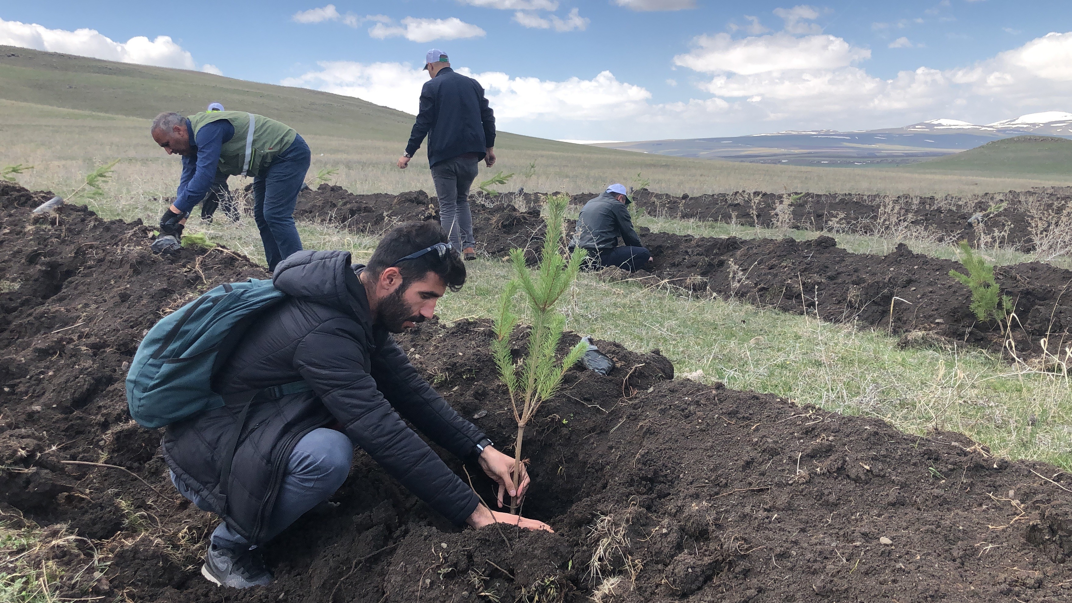 kars’ta-2-bin-fidan-toprakla-bulustu-(4).jpg