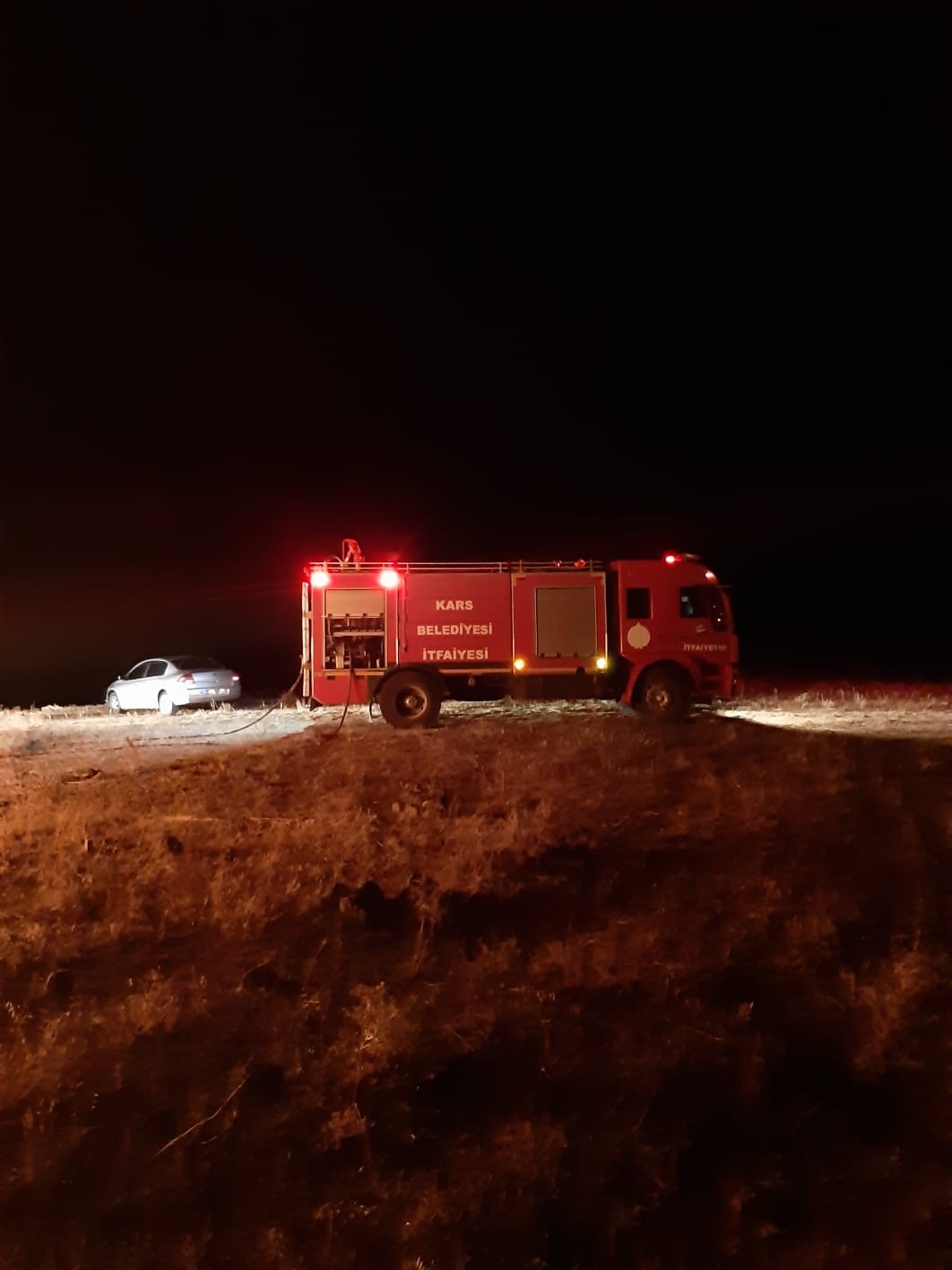 kars’ta-7-ton-ot-yanarak-kul-oldu-(1).jpg