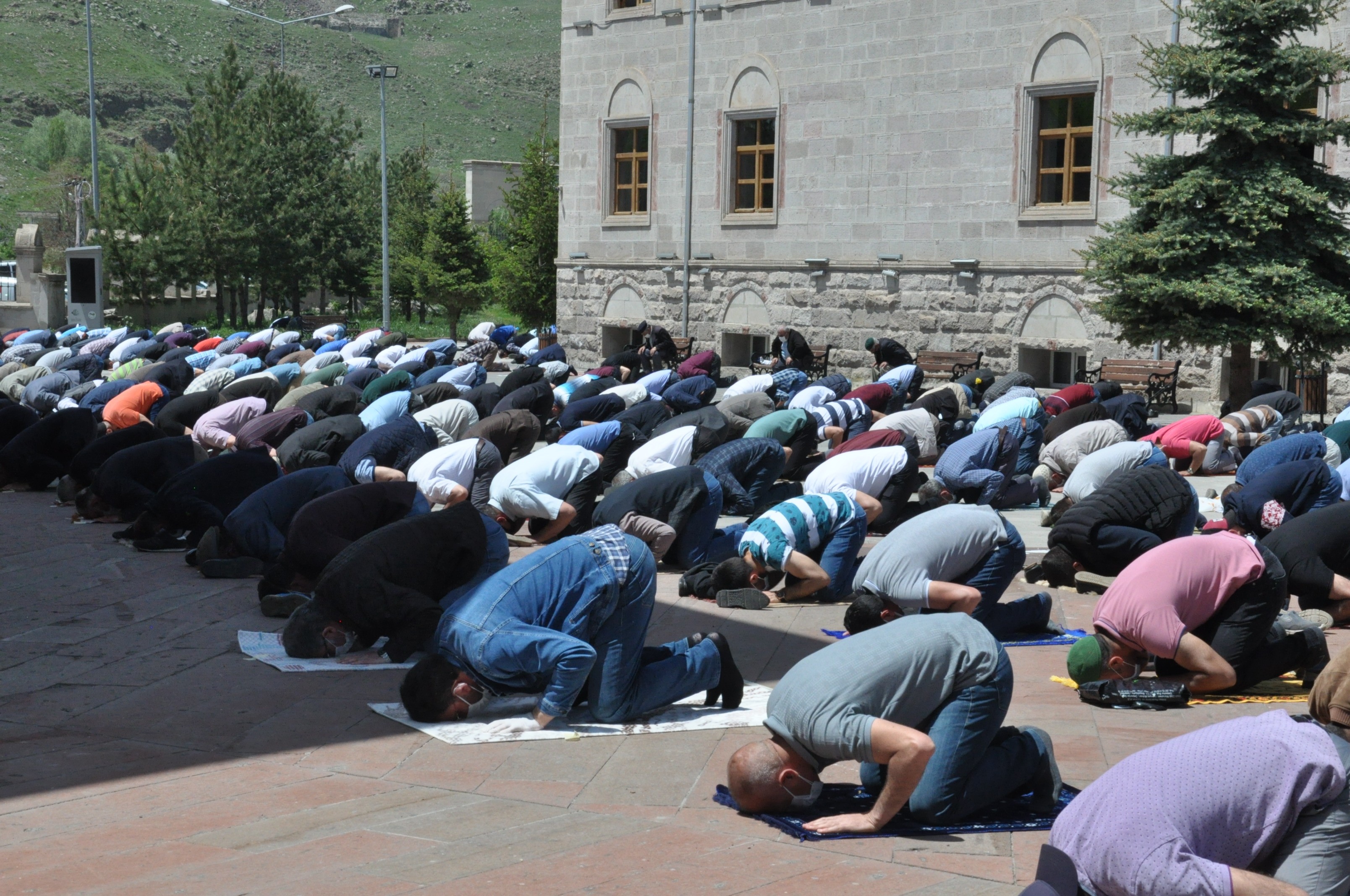 kars’ta-74-gun-sonra-ilk-cuma-namazi-kilindi-(1).jpg