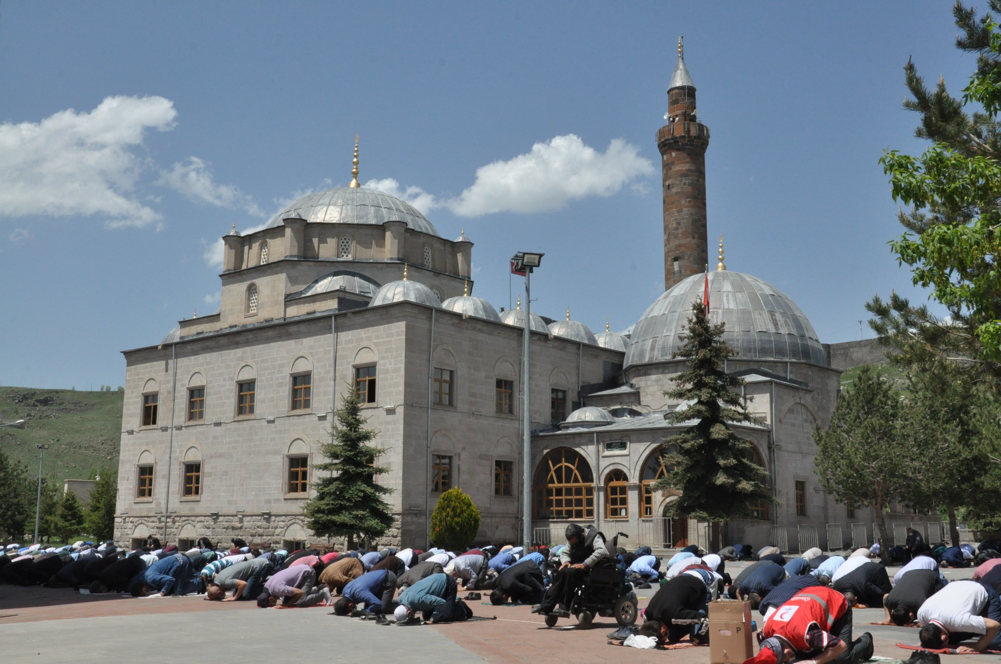 kars’ta-74-gun-sonra-ilk-cuma-namazi-kilindi-(5).jpg