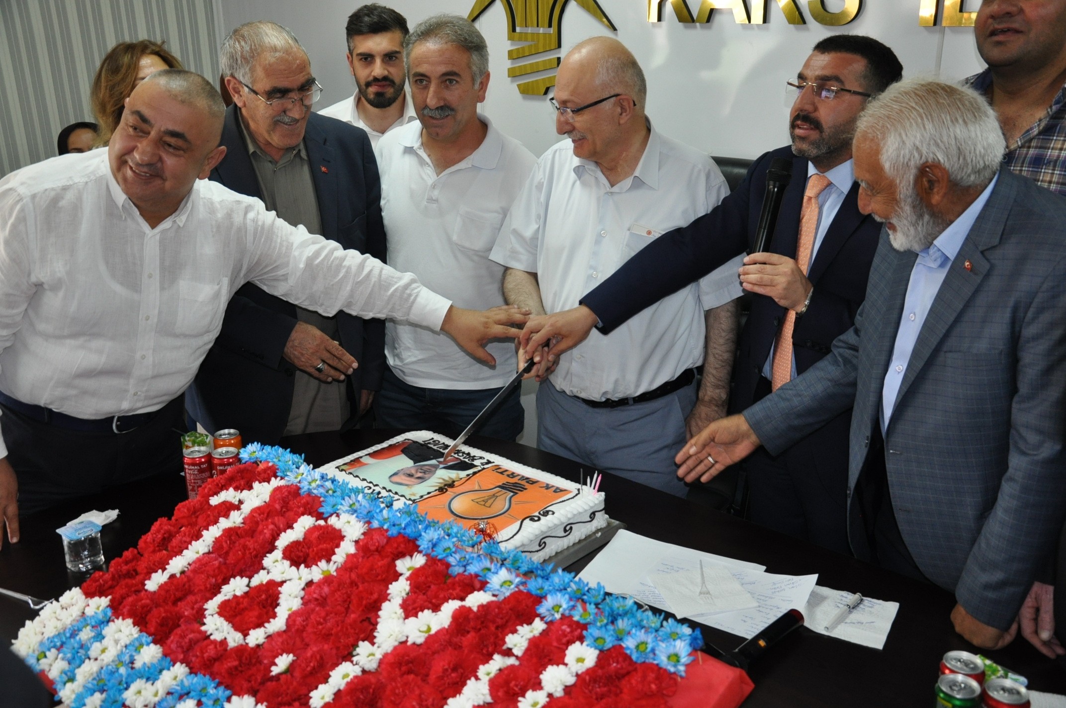 kars’ta-ak-parti-18.-yasini-kutladi-(4).jpg