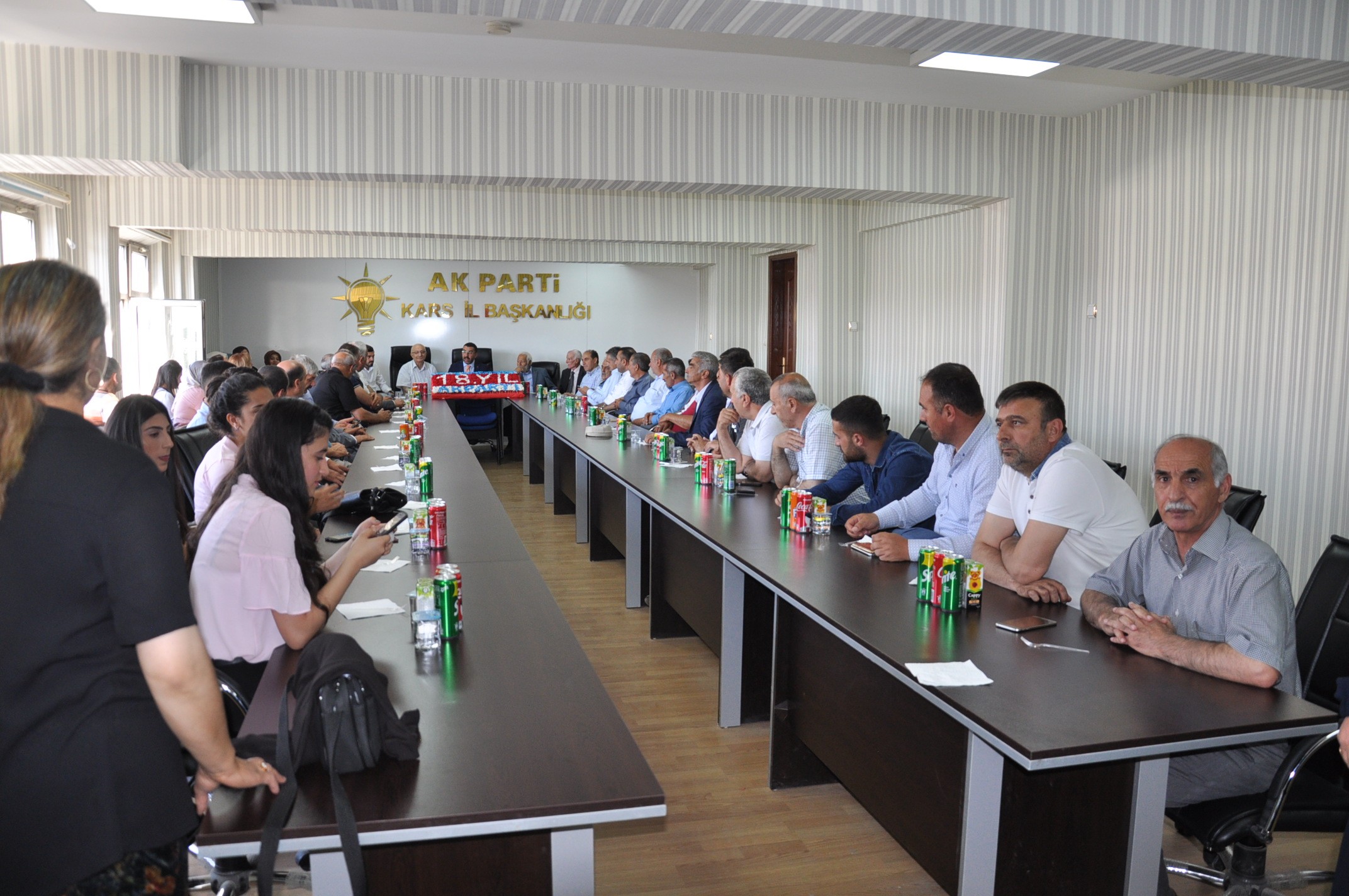 kars’ta-ak-parti-18.-yasini-kutladi-(5).jpg