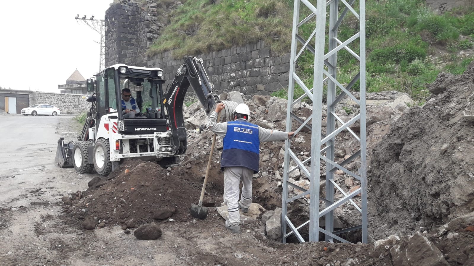 kars’ta-aras-elektrik-enerji-sebekesini-yeniliyor-(2).jpg