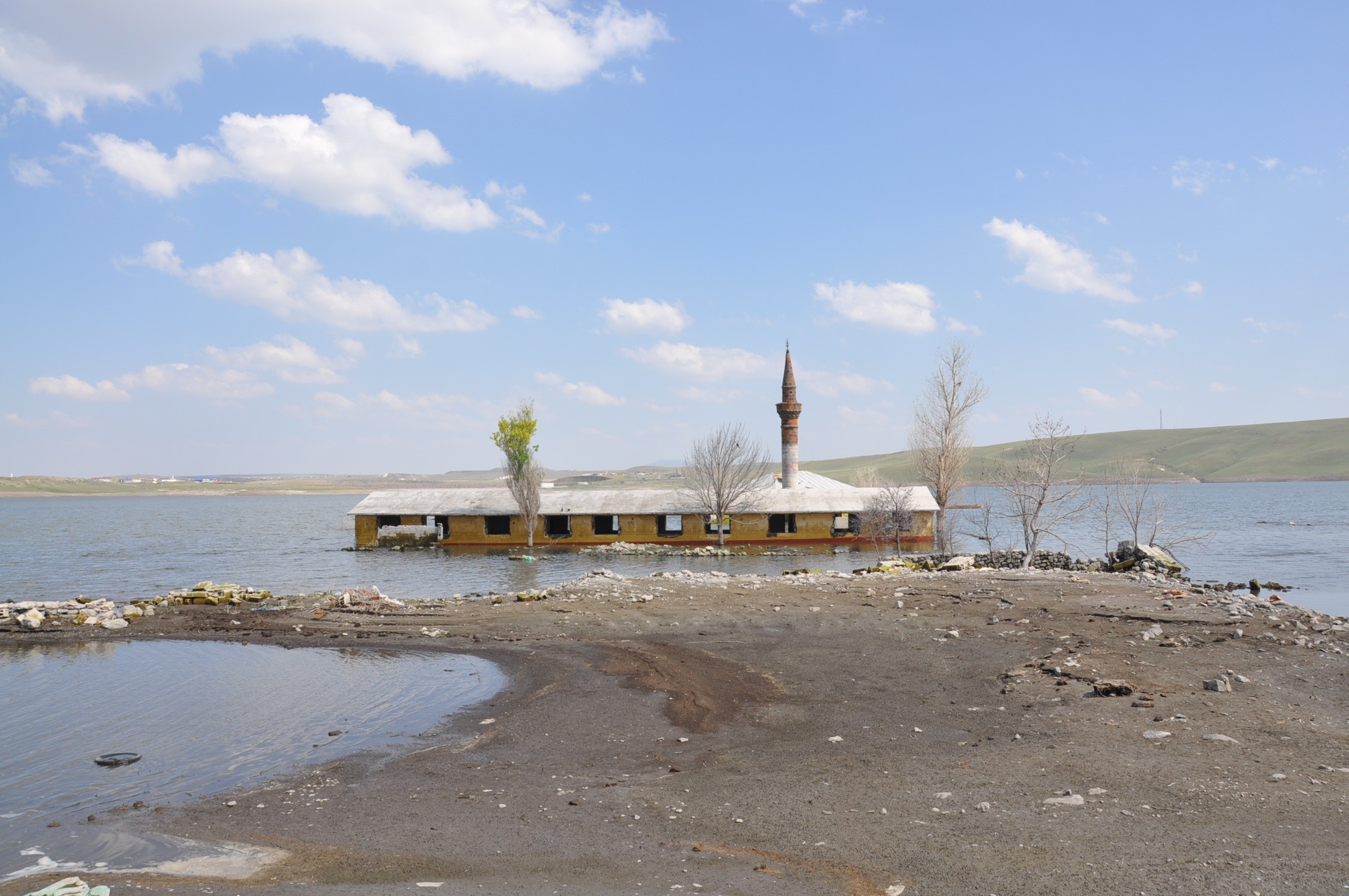 kars’ta-baraj-golu-5-metre-cekildi-(3).jpg