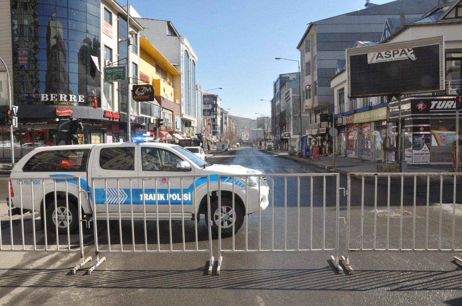 kars’ta-bazi-caddeler-trafige-kapatildi-(2).jpg