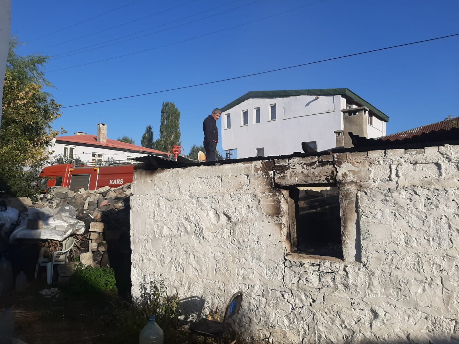 kars’ta-bir-ev-tamamen-yandi-(5).jpg