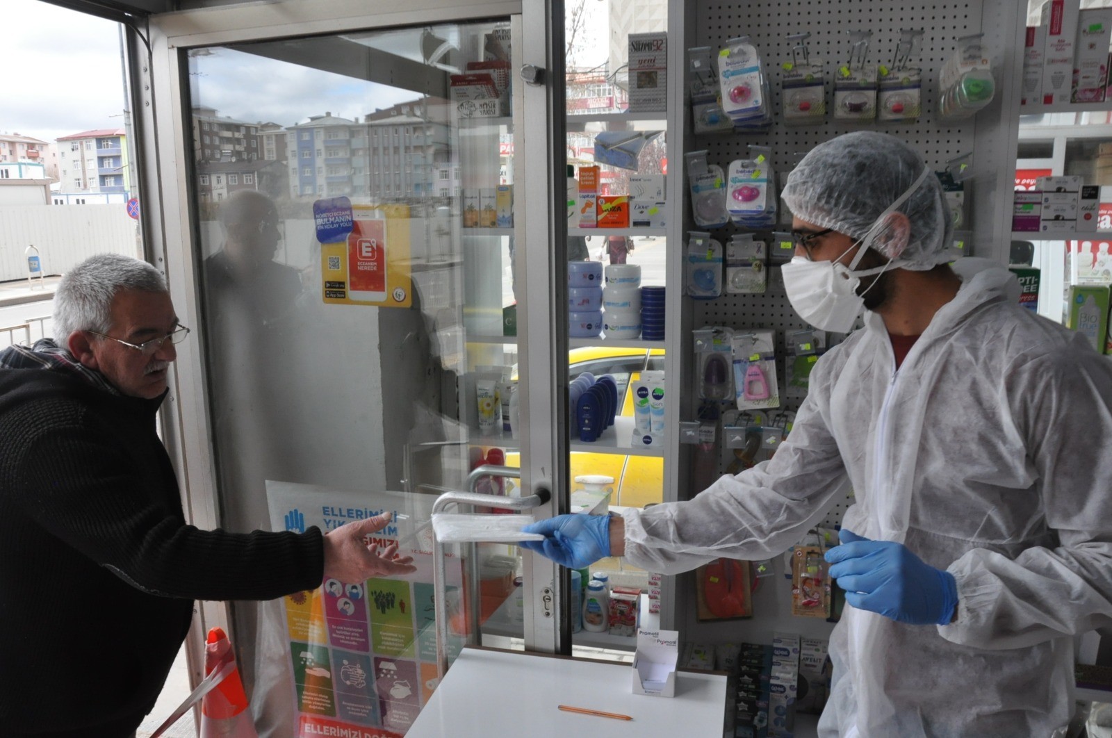 kars’ta-eczanelerde-ucretsiz-maske-dagitimi-basladi-(1).jpg