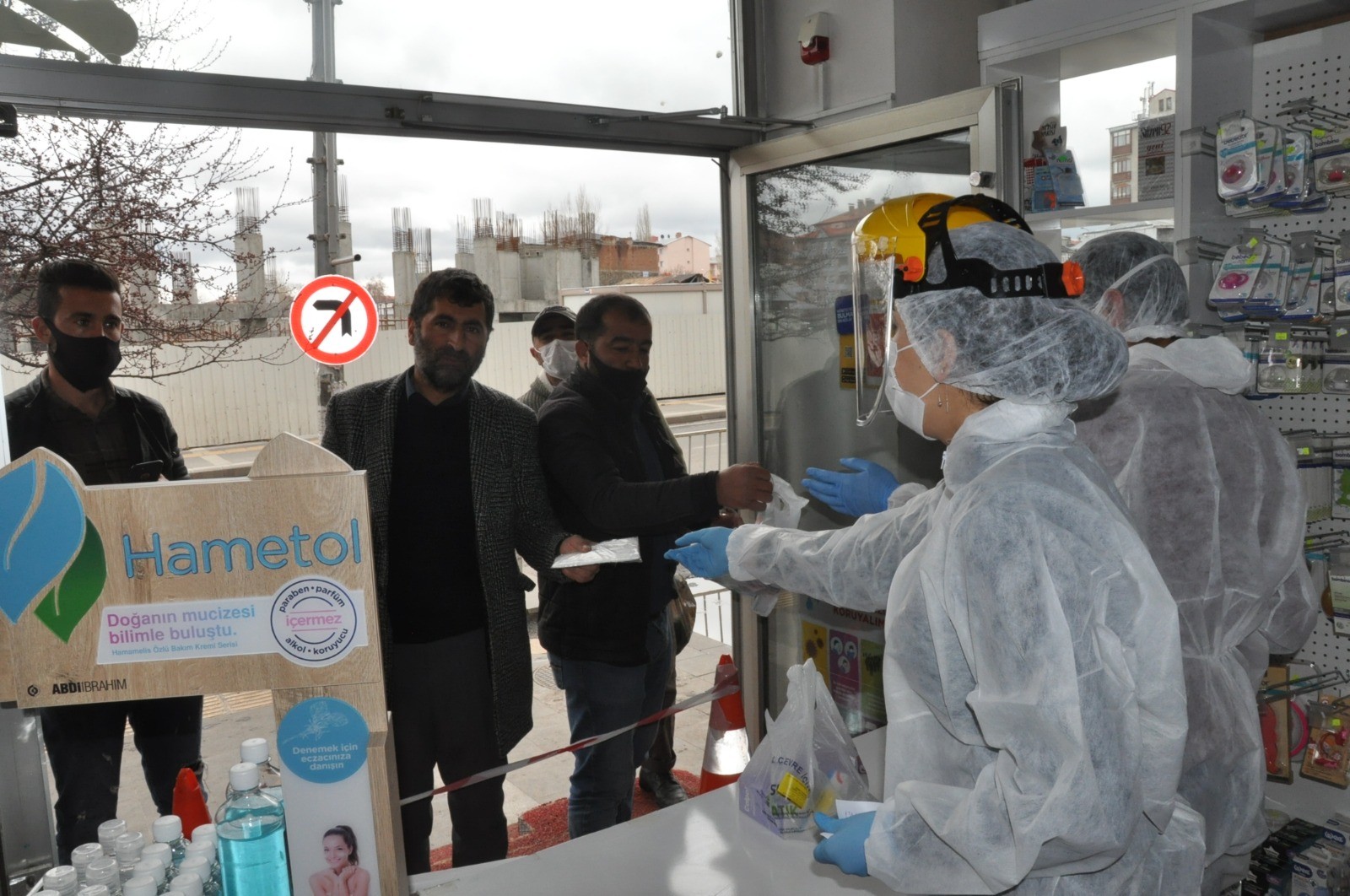 kars’ta-eczanelerde-ucretsiz-maske-dagitimi-basladi-(2).jpg