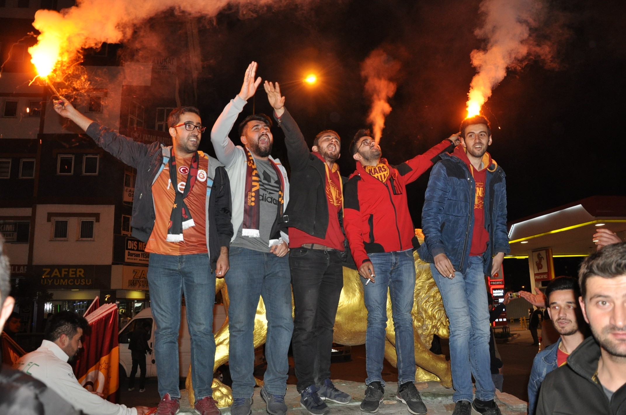 kars’ta-galatasaraylilar-sokaklara-dokuldu-(1)-001.jpg